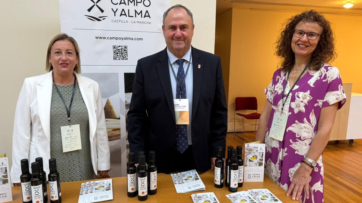 El consejero y la directora general en el Congreso Mundial del Aceite que se celebra en Lisboa