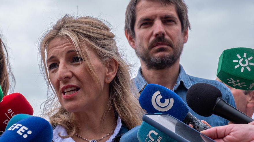 La vicepresidenta segunda del Gobierno y ministra de Trabajo y Economía Social, Yolanda Díaz, acompañada del portavoz de Sumar, Ernest Urtasun (d), ha afeado al PP de Alberto Núñez Feijoo y Juanma Moreno que esté dispuesto a "profundizar en el crimen ecológico" dañando espacios naturales como Doñana y los ha llamado a dialogar, este miércoles en declaraciones a los medios en el Centro Ornitológico Francisco Bernis de El Rocío (Huelva) antes de visitar el Parque Natural de Doñana. EFE/Julián Pérez