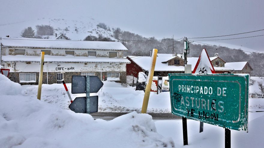 Un paraje nevado en la localidad asturiana de Tarna, en una jornada marcada por el temporal de nieve y frío. EFE/ Damian Arienza