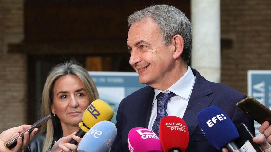 El ex presidente del Gobierno, José Luis Rodríguez Zapatero, atiende a los medios en Toledo junto a la delegada del Gobierno en Castilla-La Mancha, Milagros Tolón.