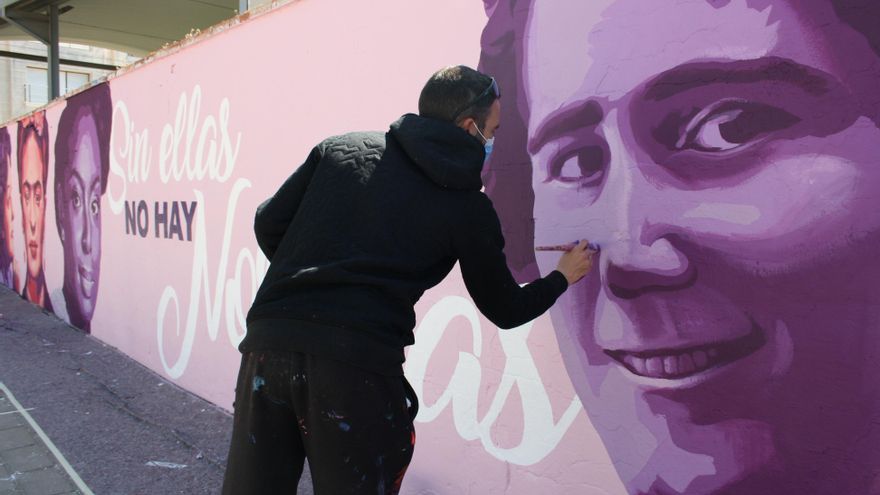 Alberto retoca el retrato de Clara Campoamor, con el mural feminista de Calahorra casi finalizado