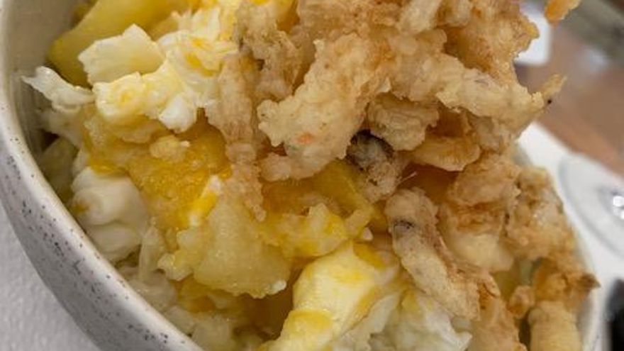 Huevos rotos con gambas cristal