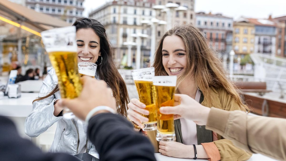Por qué el alcohol nos hace sentir felices y tristes a la vez, y qué otros efectos tiene en nuestro cuerpo