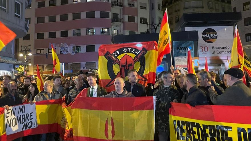 Gritos de "Puigdemont y Sánchez a prisión" y "Socialistas terroristas" en una nueva concentración frente a sede del PSPV