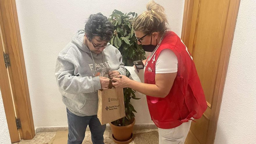 "Tengo esclerosis múltiple y estoy en Catarroja sin poder salir de casa, si no me trajeran la medicación no sé lo que haría"