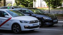 Guerra del transporte: esto es lo que cobra y trabaja un taxista respecto a un conductor de VTC