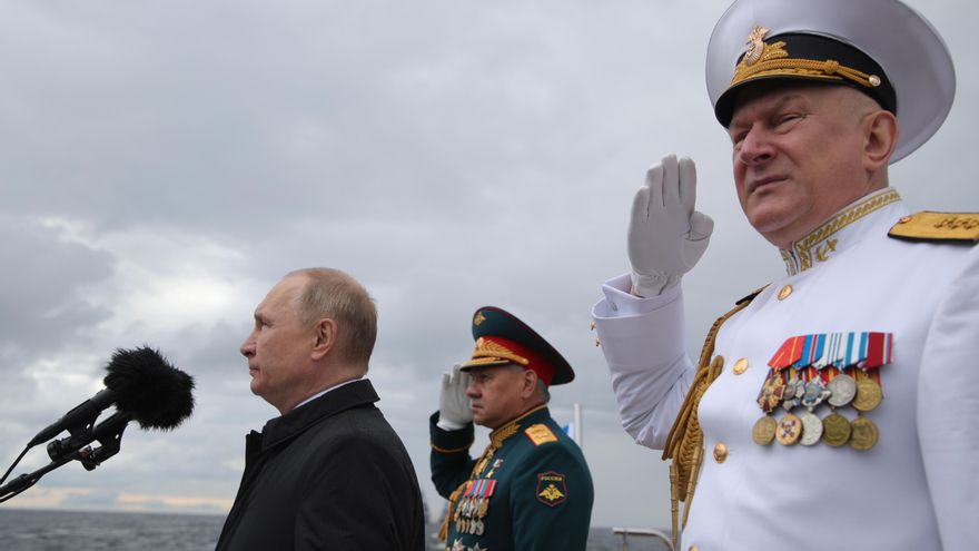 El presidente ruso, Vladimir Putin, preside en San Petesburgo un desfile naval con motivo del Día de la Armada de su país. EFE/MIKHAIL KLIMENTYEV/SPOOL