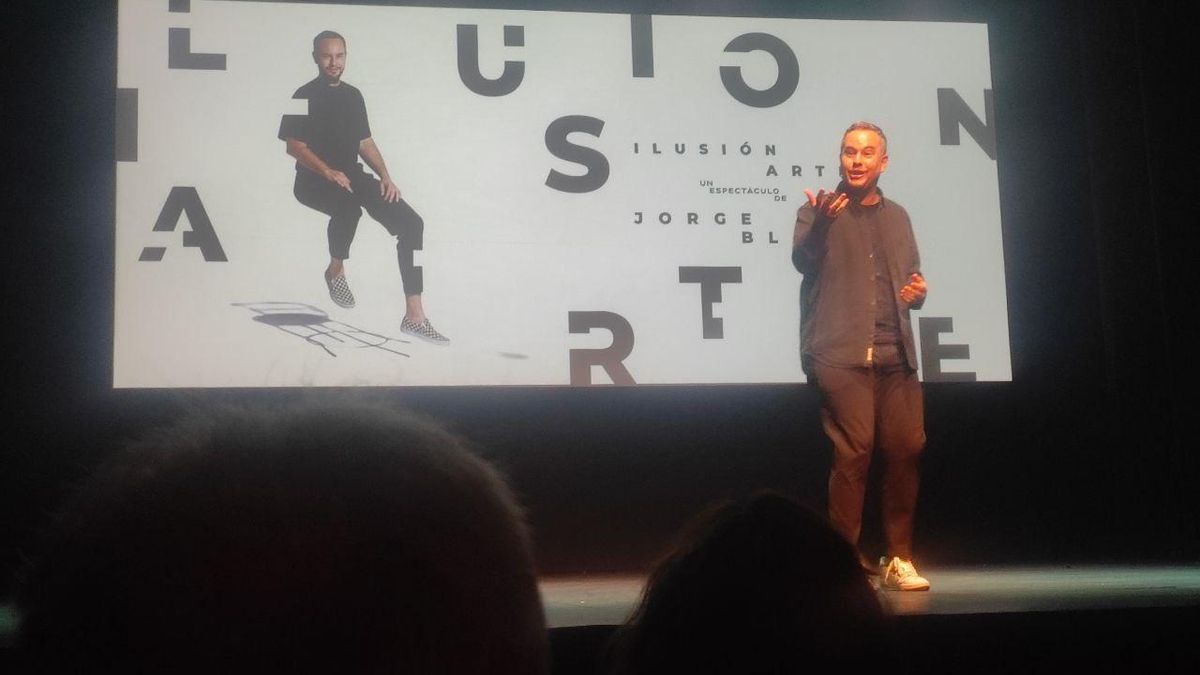 Jorge Blass, durante su pequeño número en la presentación de la temporada del Pavón.