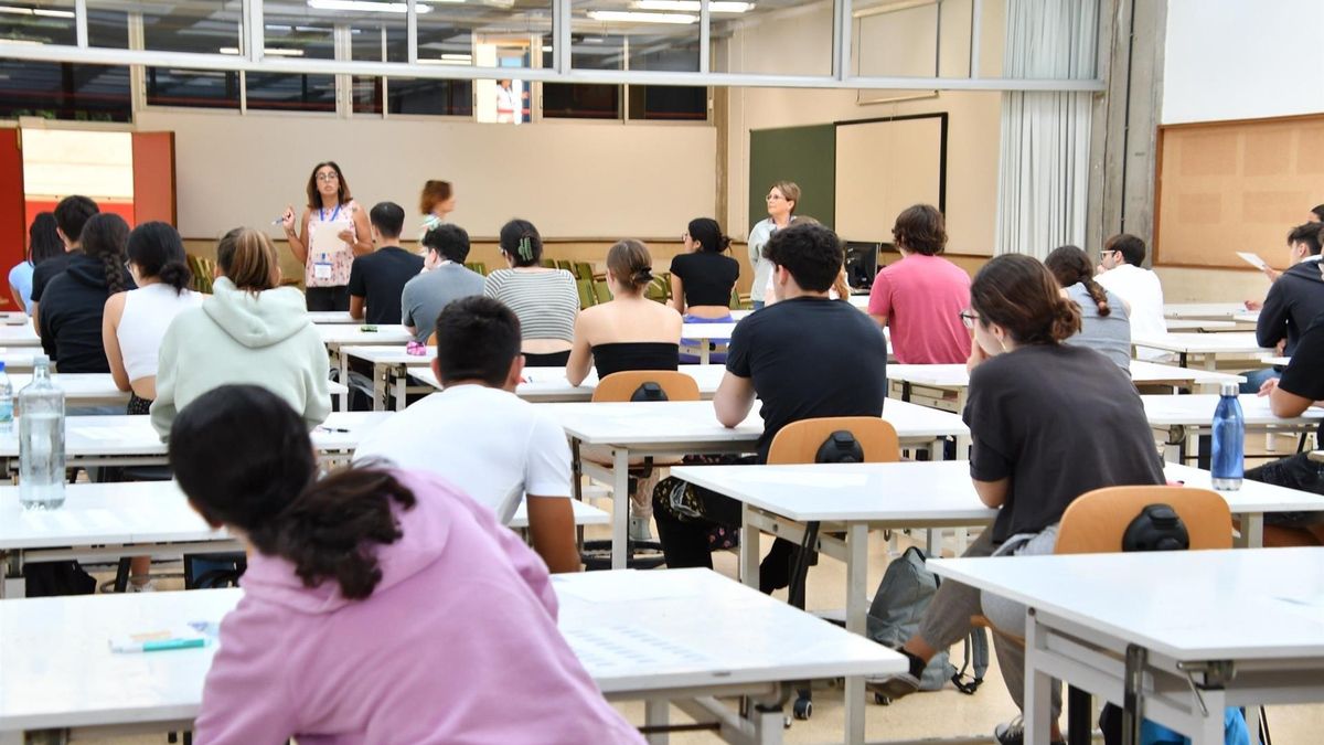 Alumnos, presentándose a un examen de la PAU.