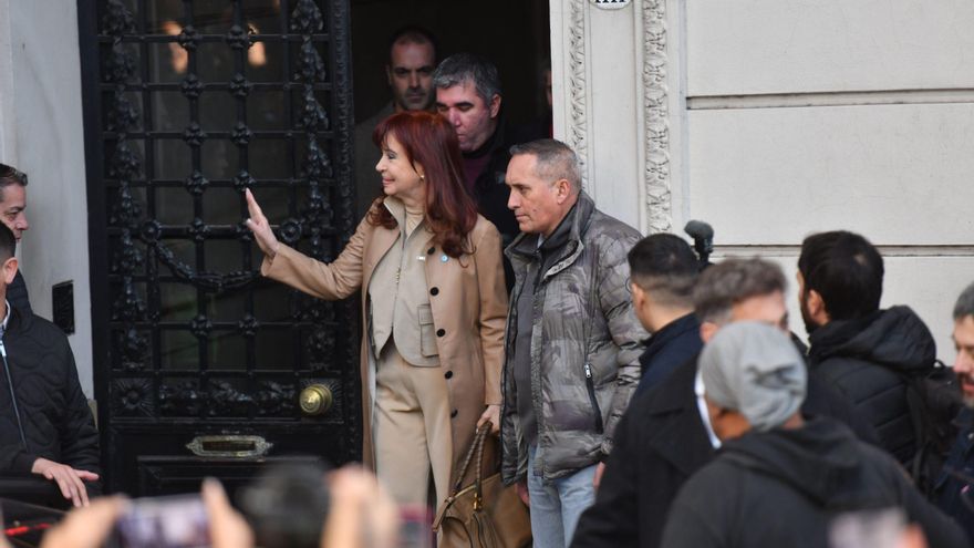 Llantos, mudas de ropa para pasar la noche y un peronismo abroquelado en la defensa de Cristina Fernández