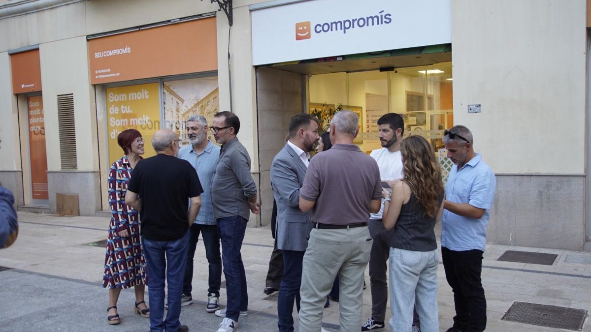 Los negociadores de todos los partidos a las puertas de la sede de Compromís en València.