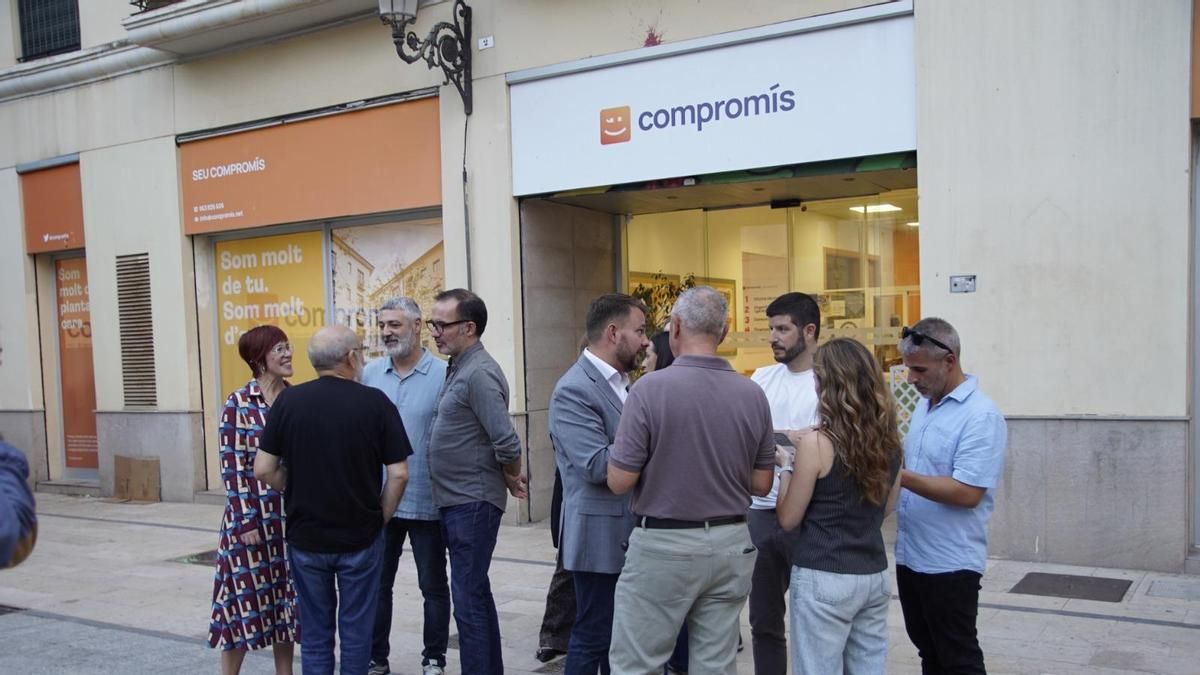 Els negociadors de tots els partits a les portes de la seu de Compromís a València.