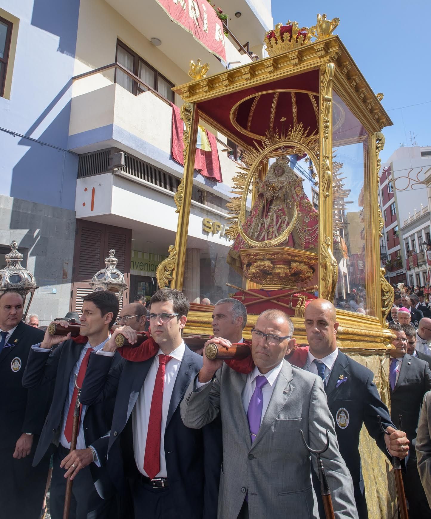 El  Sillón de Viaje de oro de la Virgen de las Nieves: celebrando 50 años de tradición y devoción.