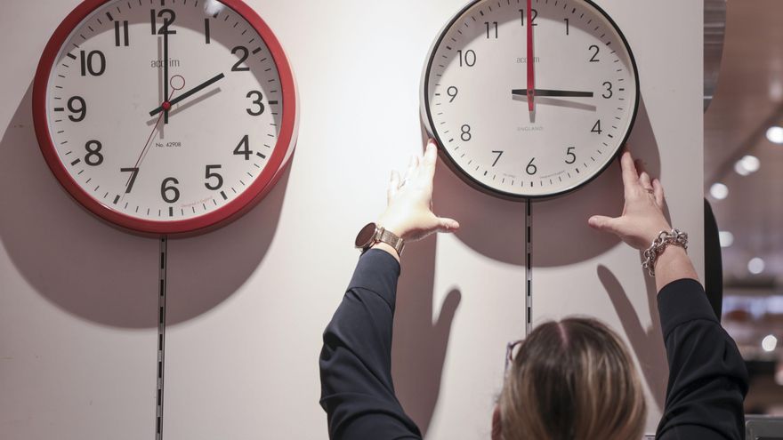 El horario de verano comenzará en España en la madrugada del sábado al domingo, cuando a las 02.00 horas los relojes se adelanten a las 03.00, un cambio cuestionado desde hace años pero que la Comisión Europea acaba de renovar automáticamente hasta 2031. EFE/Luis Tejido