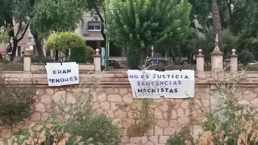 Cuelgan pancartas ante la Audiencia de Murcia contra las "sentencias machistas" que dejan impune el abuso a menores