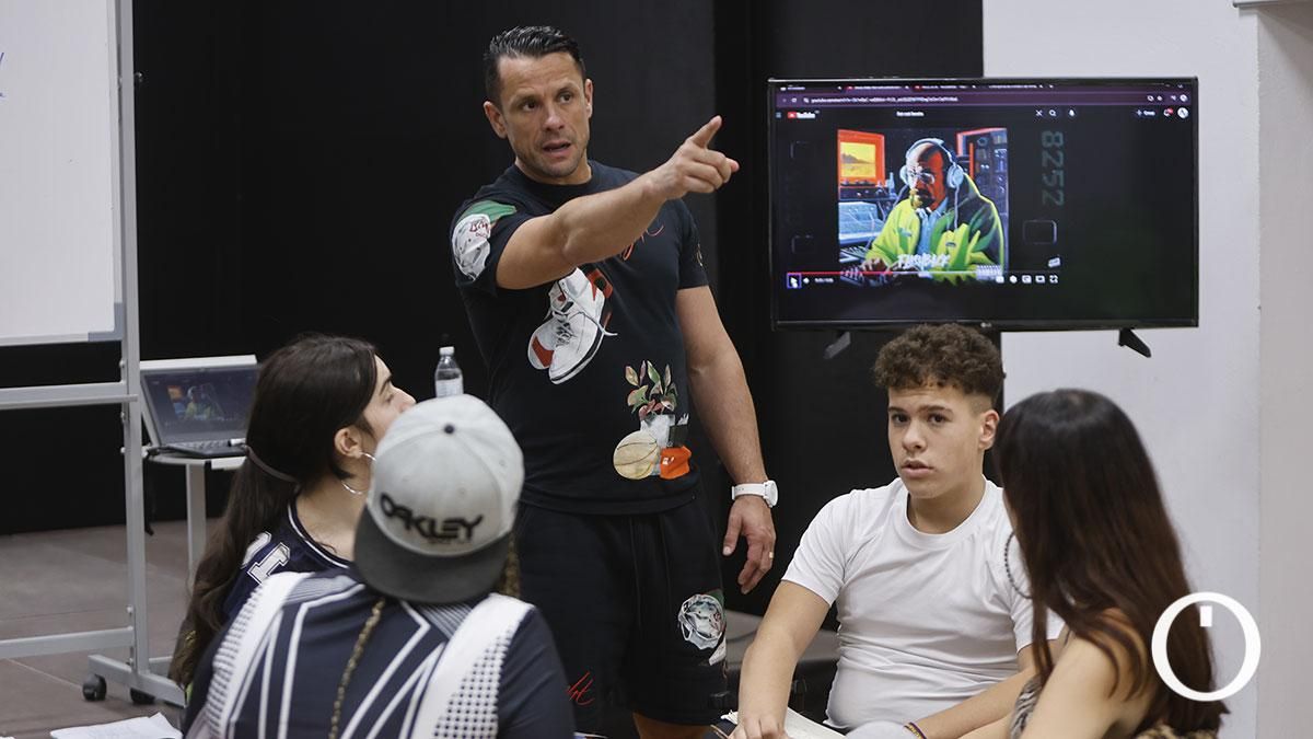 Haze imparte clases de rap de conciencia en tiempos de un 'carpe diem' mal entendido