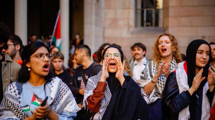 Varias estudiantes durante una sentada en el edificio histórico de la Universidad de Barcelona en favor de Palestina