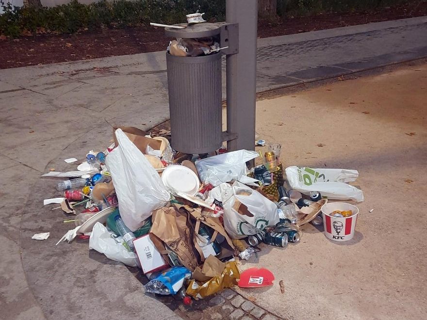Suciedad en torno a una papelera de Plaza España