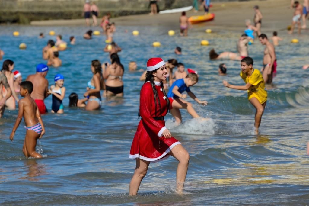 Chapuzón en Las Canteras (TONY HERNÁNDEZ)