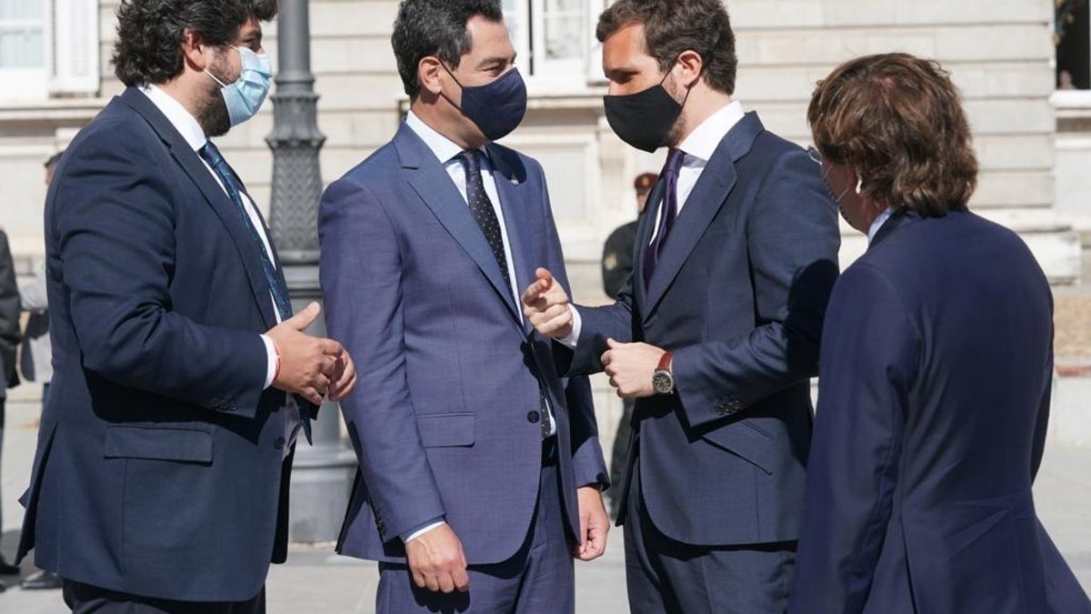Juan Manuel Moreno habla con Pablo Casado en el homenaje en Madrid a las víctimas de la Covid.