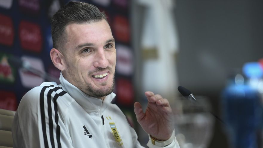 Scaloni recortó la lista previa mundialista a 32 integrantes y viajó a Qatar: quiénes quedan