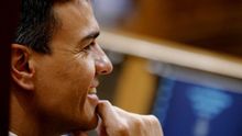 Pedro Sánchez escucha desde el hemiciclo el debate de la moción de censura del PSOE contra Mariano Rajoy.