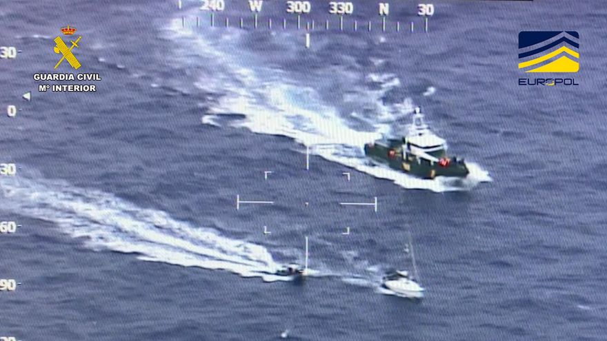 Una embarcación y una lancha de la Guardia Civil abordan el velero
