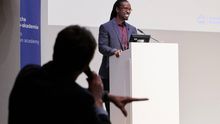 El historiador Ibram X. Kendi en una conferencia en 2018.