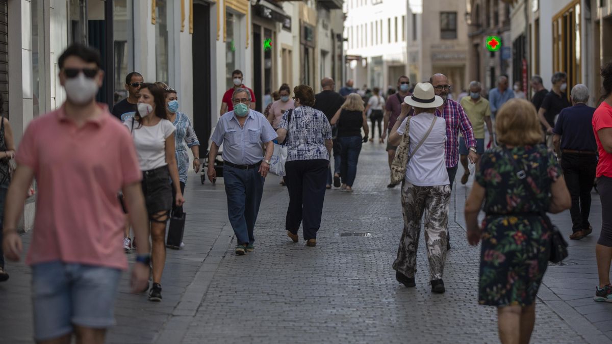 Afluencia de personas en una calle céntrica de Sevilla durante el tercer día de la fase 2.
