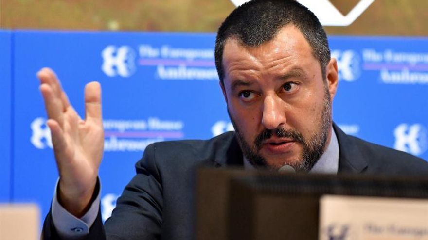 Salvini defiende su freno a la migración y se atribuye la reducción de flujos