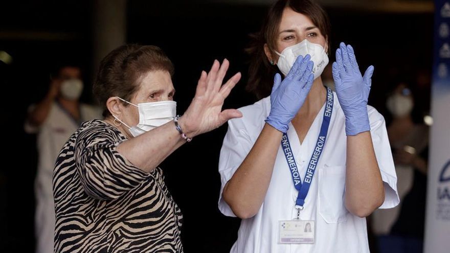 Doria Ramos González (i), de 84 años de edad, ha sido la primera persona en Canarias en recibir una dosis de la vacuna contra el Covid-19, que se la ha suministrado la enfermera Vanesa Castilla Martín (d) en el Hospital Nuestra Señora de los Dolores de Santa Cruz de Tenerife. EFE/Ramón de la Rocha