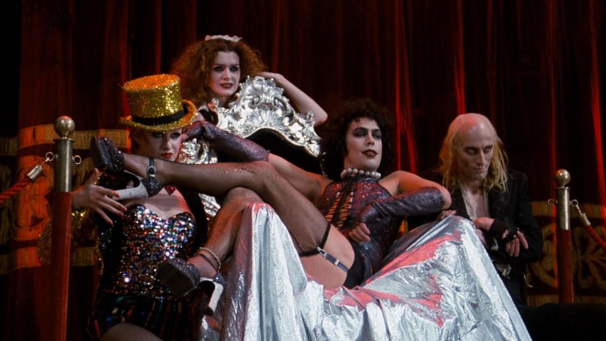 Una escena de la película 'The rocky horror picture show' con Tim Curry en el papel del doctor Frank N. Furter y Richard O'Brien como Riff Raff.