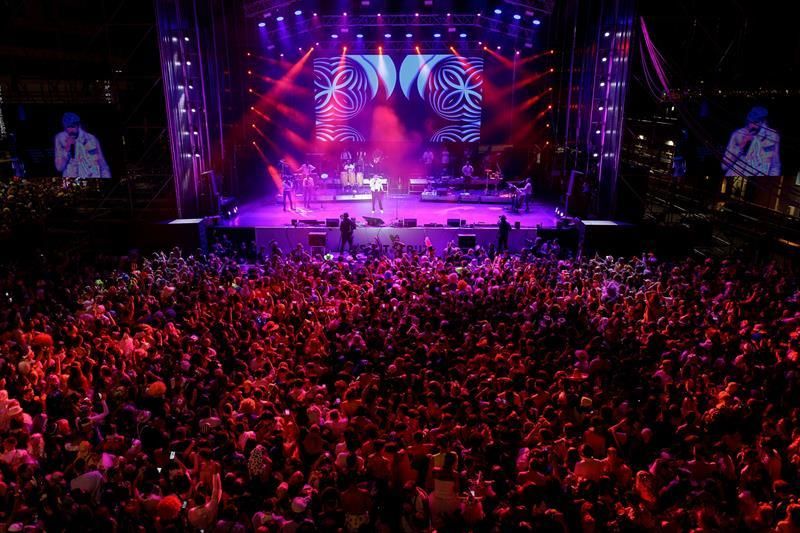 El cantante dominicano Juan Luis Guerra, durante el concierto ofrecido esta noche en el Carnaval de Santa Cruz de Tenerife