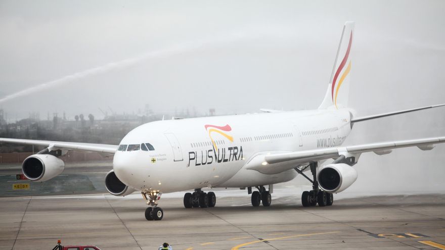 Un avión de la aerolínea española Plus UltraEFE/EDUARDO CAEVRO/Archivo