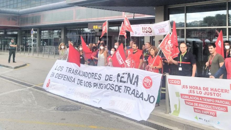 Concentración de personal de AENA a las puertas del aeropuerto 'Seve Ballesteros-Santander', convocada por sindicatos CC.OO, UGT y USO