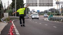 Un guardia civil monta un control de tráfico.