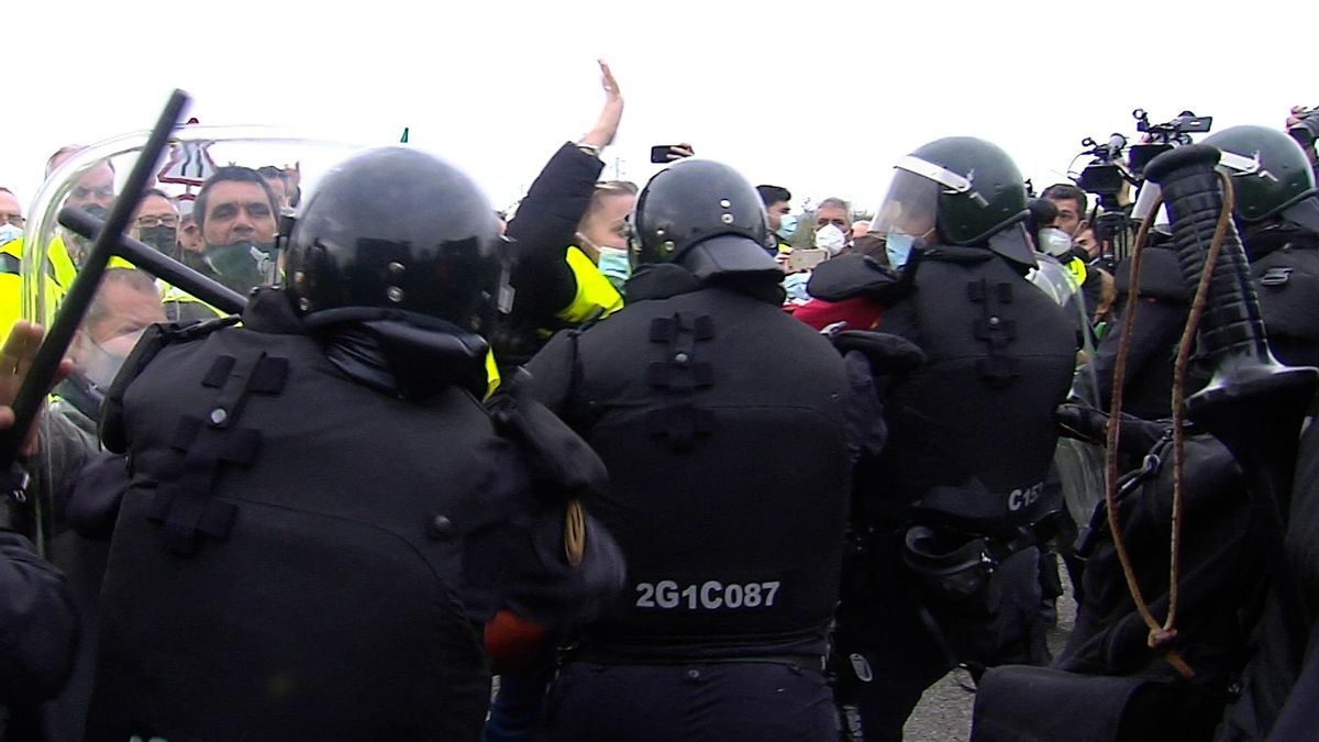Los antidisturbios contienen a los manifestantes en un momento de su protesta.