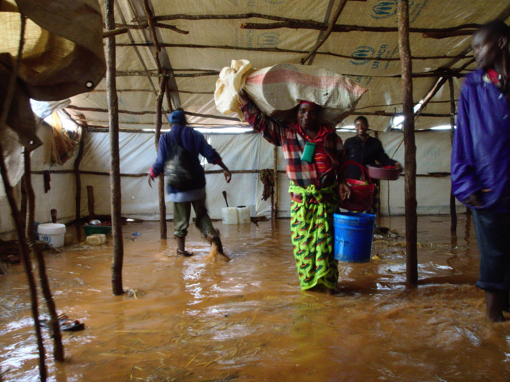 “A pesar de las recomendaciones de las autoridades, que ya les habían advertido de que no era seguro instalarse en esos lugares, miles de personas cogieron un sitio en la planicie aluvial, donde se acumula el agua cada vez que llueve. Cuando comenzó la temporada de lluvias, los refugios se inundaron y las letrinas se desbordaron. El viento también hizo de las suyas y se llevó por delante el techo de varios refugios”. Mirno Pasquali/MSF.