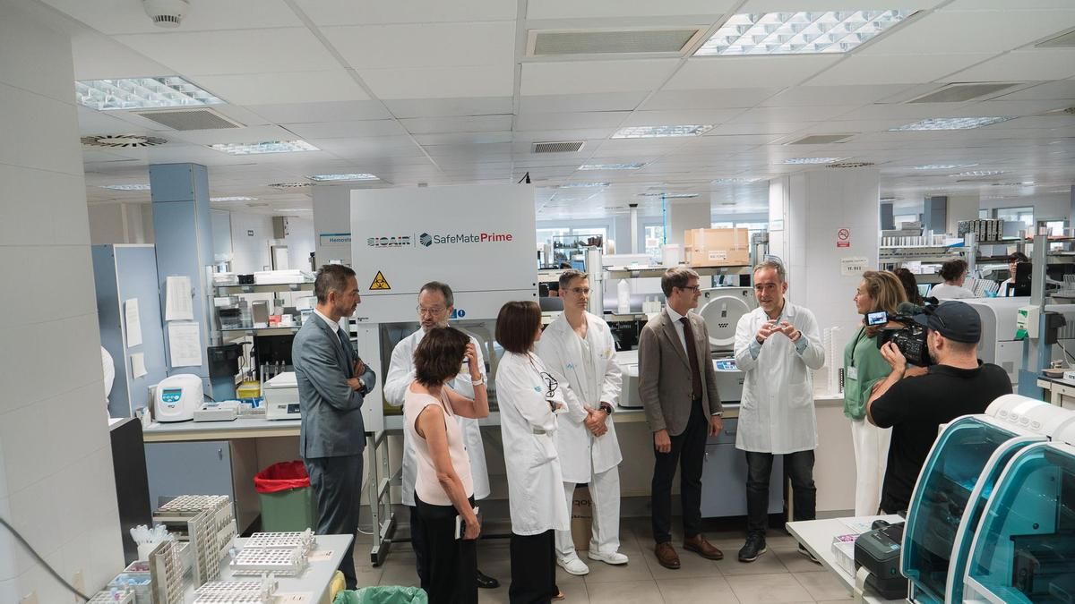 El Hospital San Pedro incorpora un robot con IA para procesar análisis microbiológicos las 24 horas