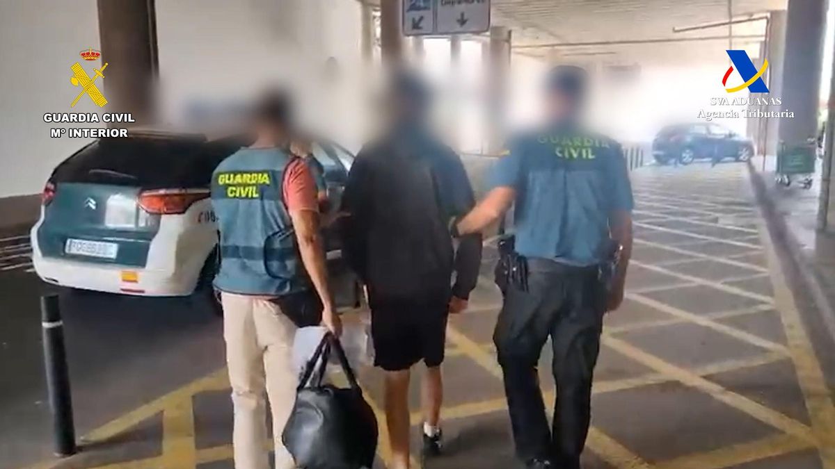 El joven, en el momento de la detención en el aeropuerto de Lanzarote.