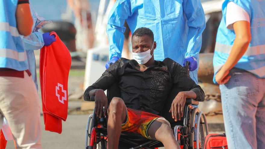 Un hombre rescatado de una patera al sur de Gran Canaria desembarca en el puerto de Arguineguín