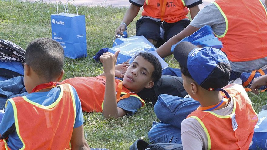 La llegada de los 131 niños saharauis que pasarán el verano en Córdoba, en imágenes