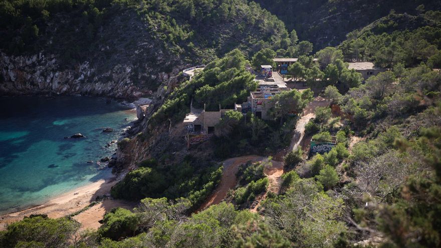 El complejo turístico abandonado que ha pervertido durante 50 años el paisaje de Ibiza y por fin será demolido