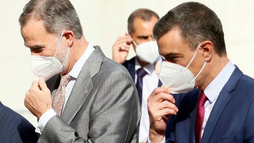 El rey Felipe VI, junto al presidente del Gobierno, Pedro Sánchez (d), a su llegada a un acto en Barcelona el pasado mes de junio. EFE/Quique Garcia