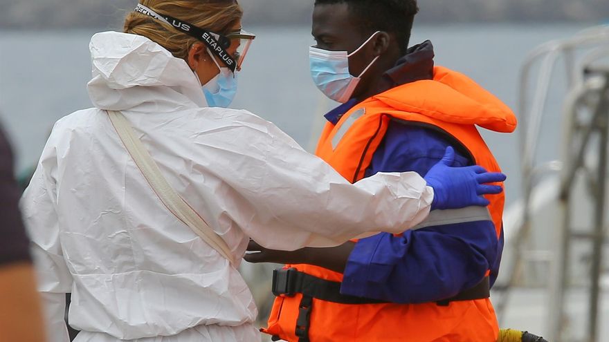 Una de las personas rescatadas por el carguero británico