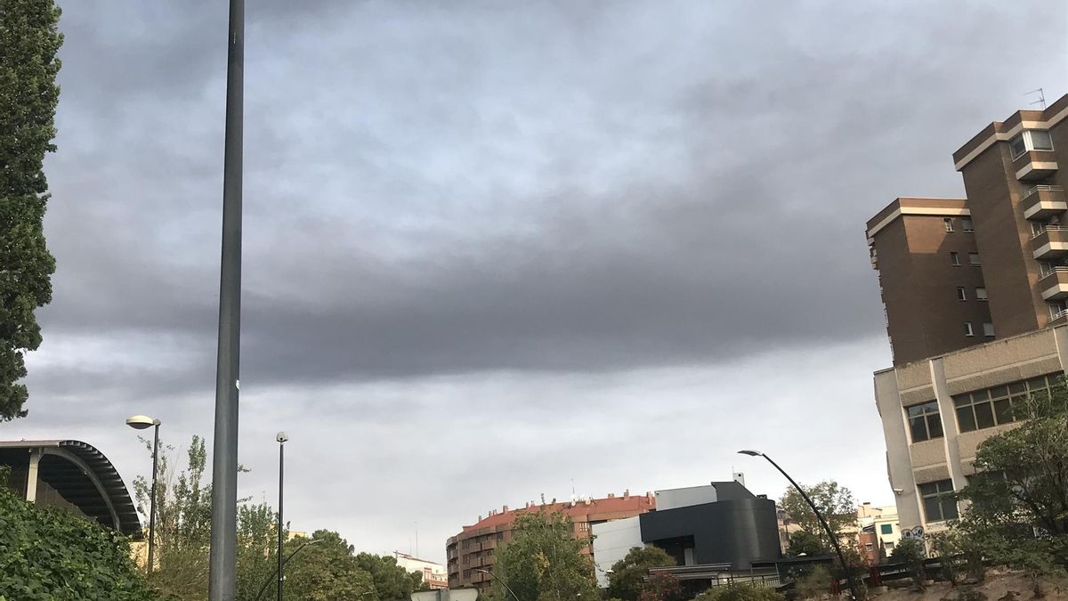 Columna de humo visible en Zaragoza debido a un incendio en una nave que almacena neumáticos en el PTR