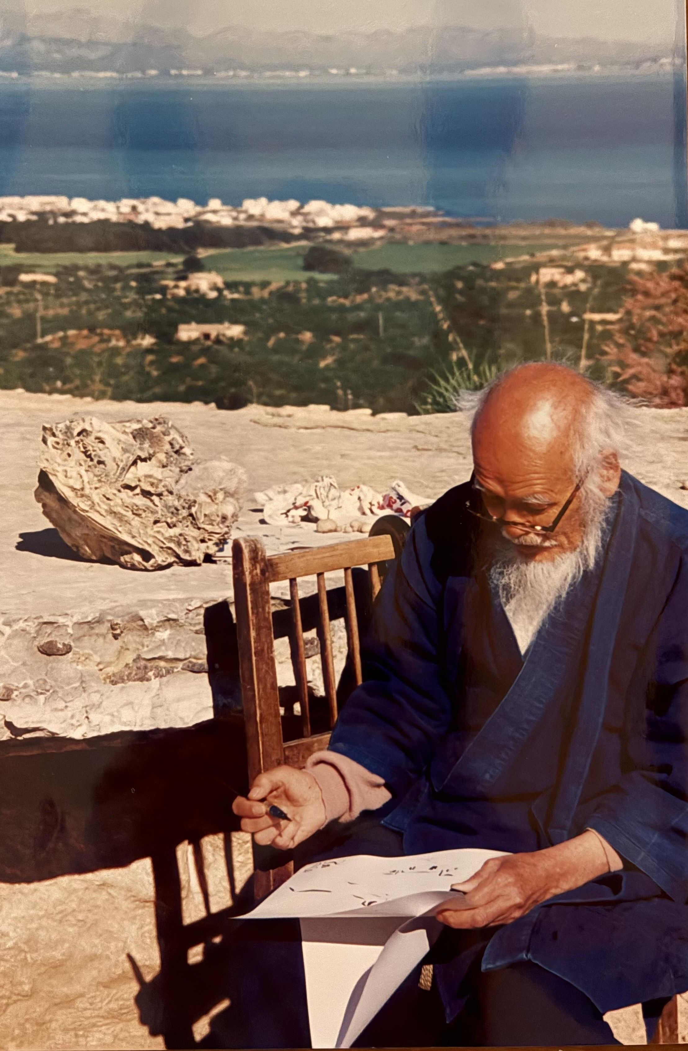Fukuoka dibuja y toma notas al aire libre durante su estancia en Mallorca, en una finca de Artà