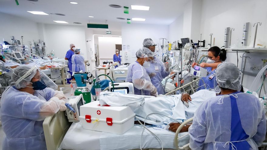 Personal médico en la UCI del hospital de Clínicas, en Porto Alegre (Brasil), en una fotografía de archivo.