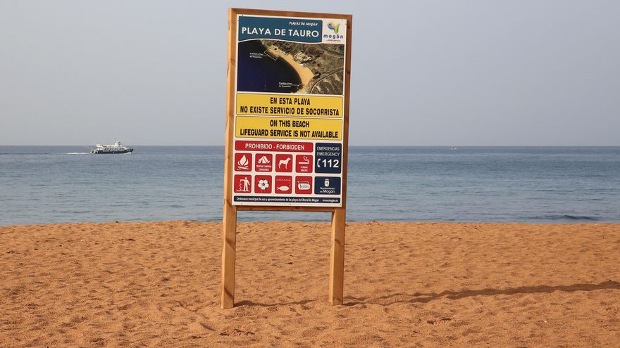 Cartel en la playa de Tauro, reabierta en julio de 2021.