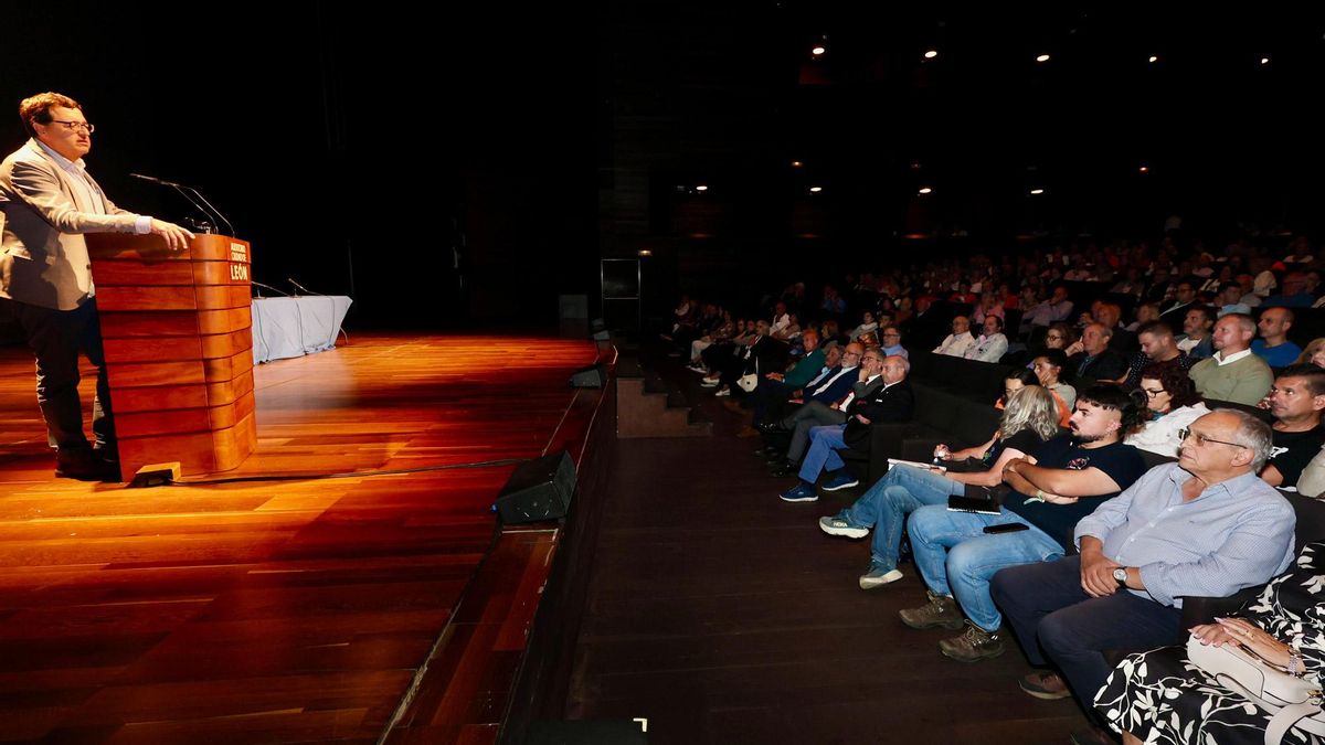 Un momento del evento 'León nos necesita', repleto de público.